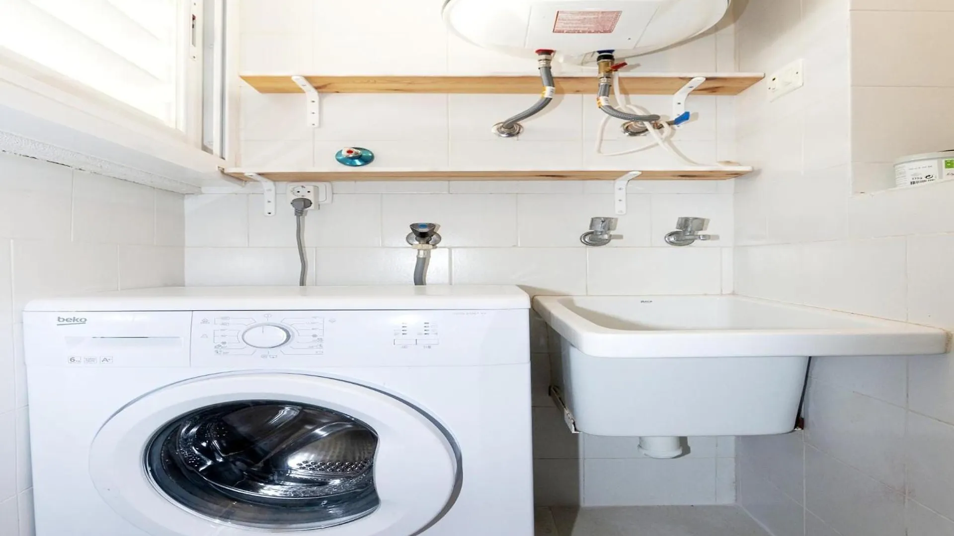 Beautiful 2-Bedroom Apartment For 5 People Roses