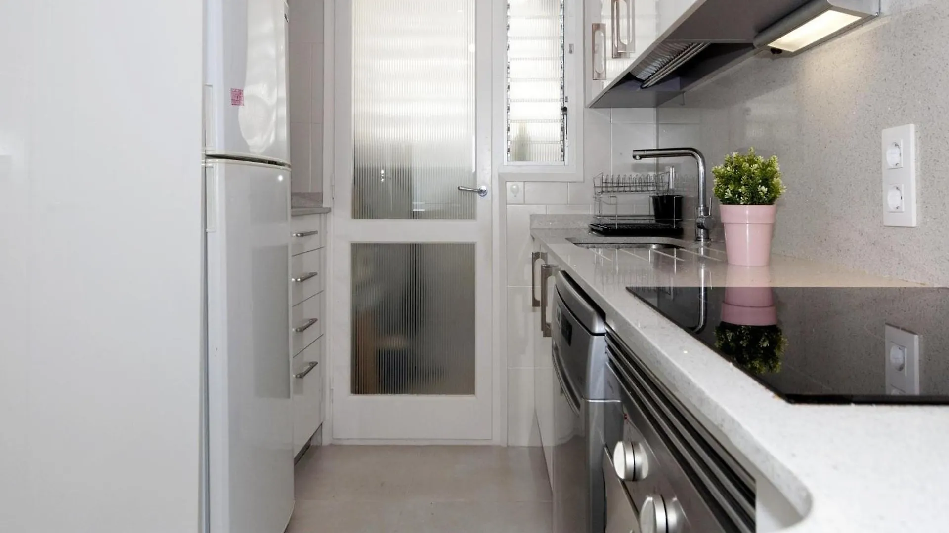 Beautiful 2-Bedroom Apartment For 5 People Roses