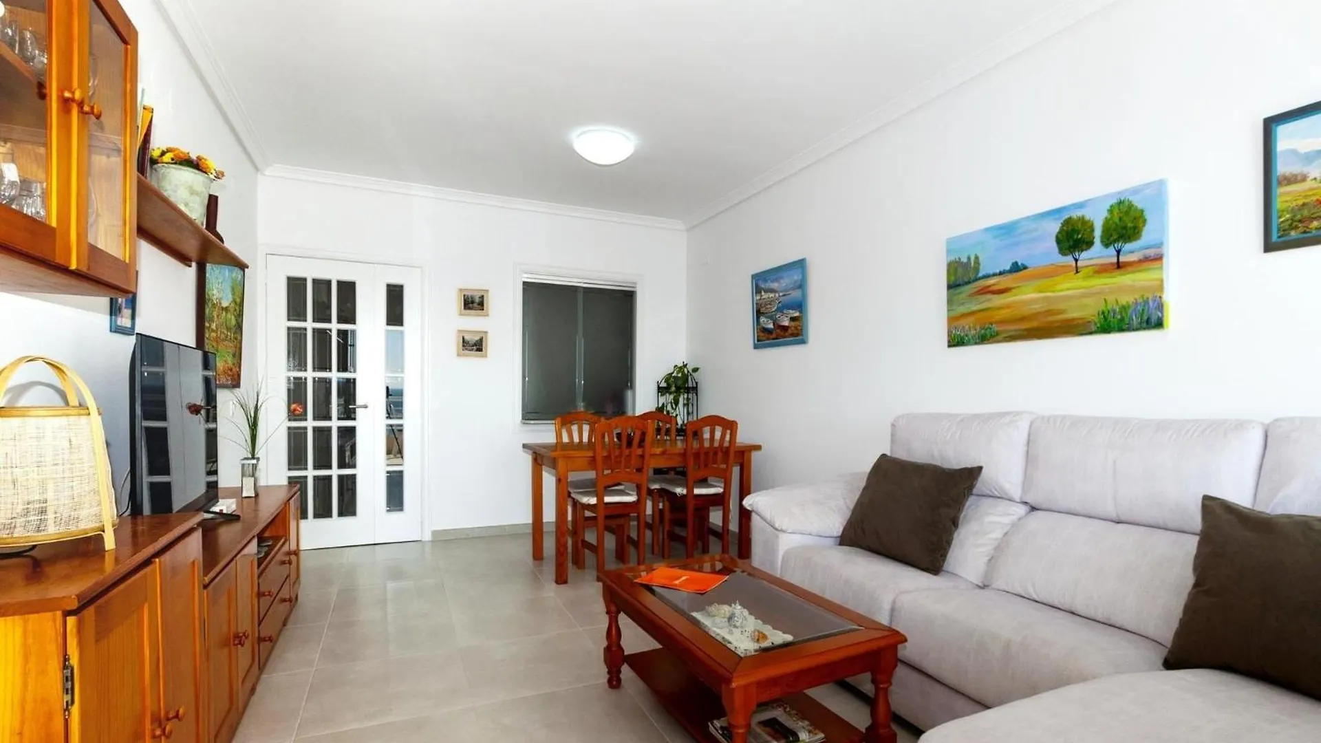 Beautiful 2-Bedroom Apartment For 5 People Roses