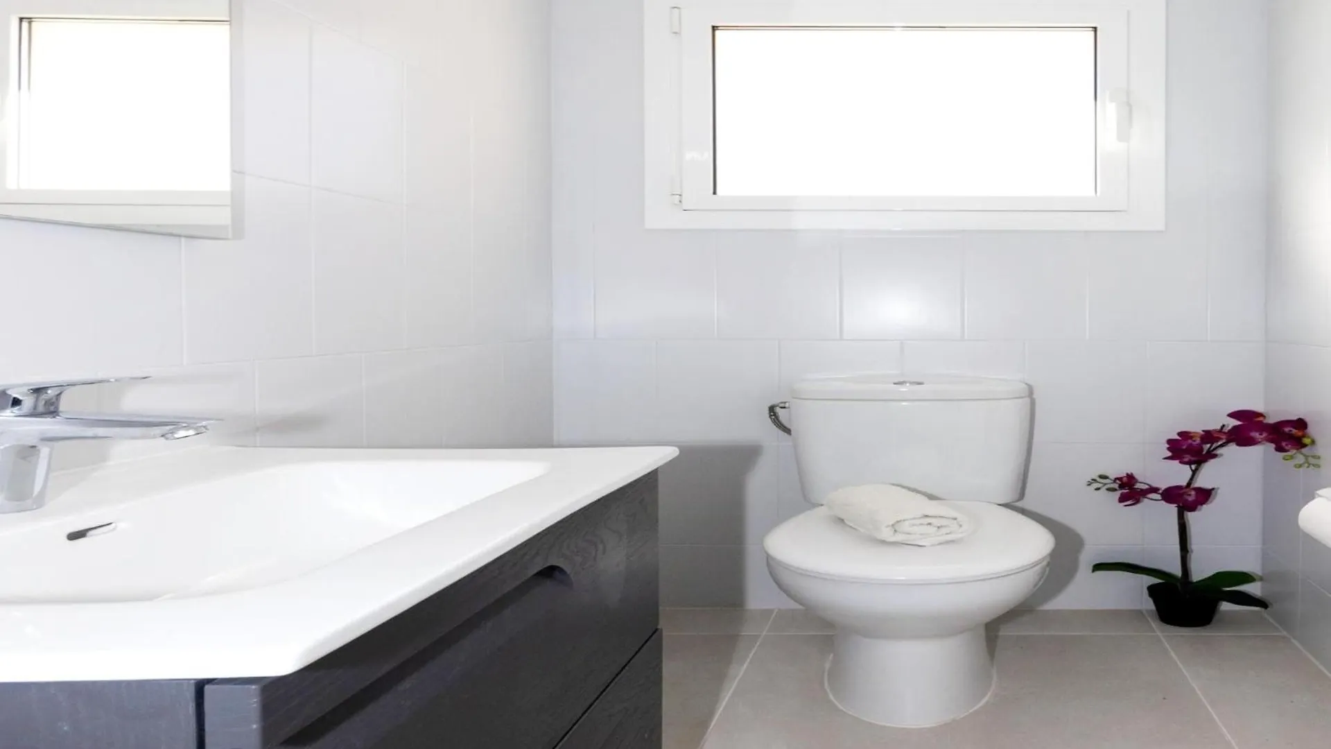 Beautiful 2-Bedroom Apartment For 5 People Roses