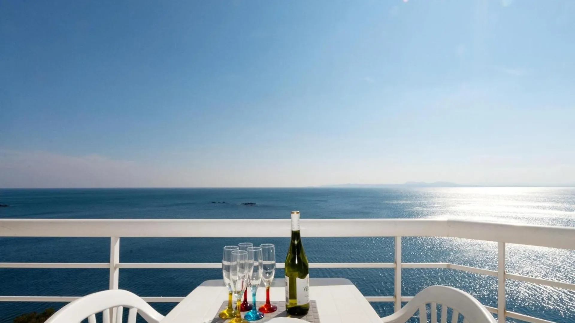 Beautiful 2-Bedroom Apartment For 5 People Roses
